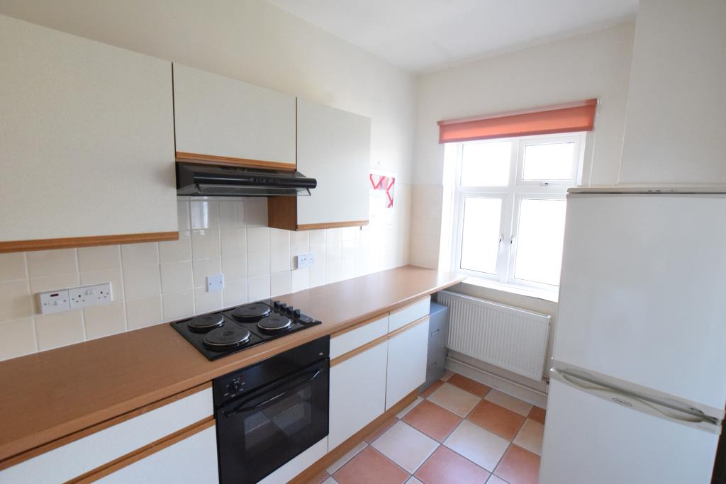 Lot: 115 - FLAT FOR INVESTMENT - Kitchen with integrated oven and hob
